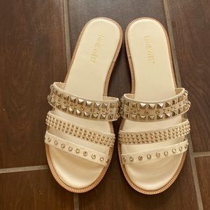 EUC🌟 Nine West Women’s Sandals Size 6 Off White with beading
